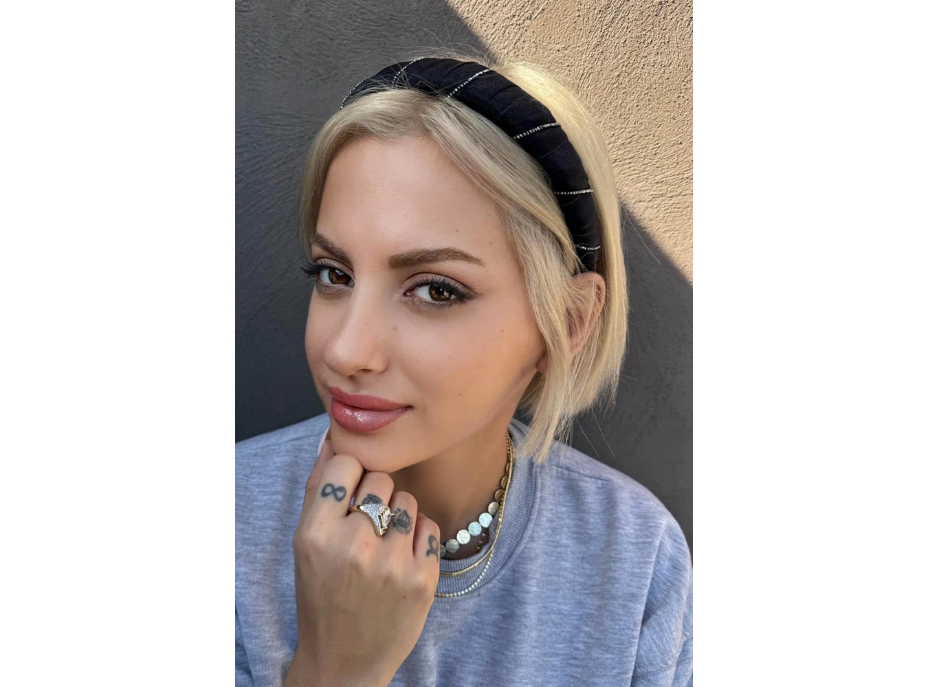 Siyah Renk Taş Detaylı Taç