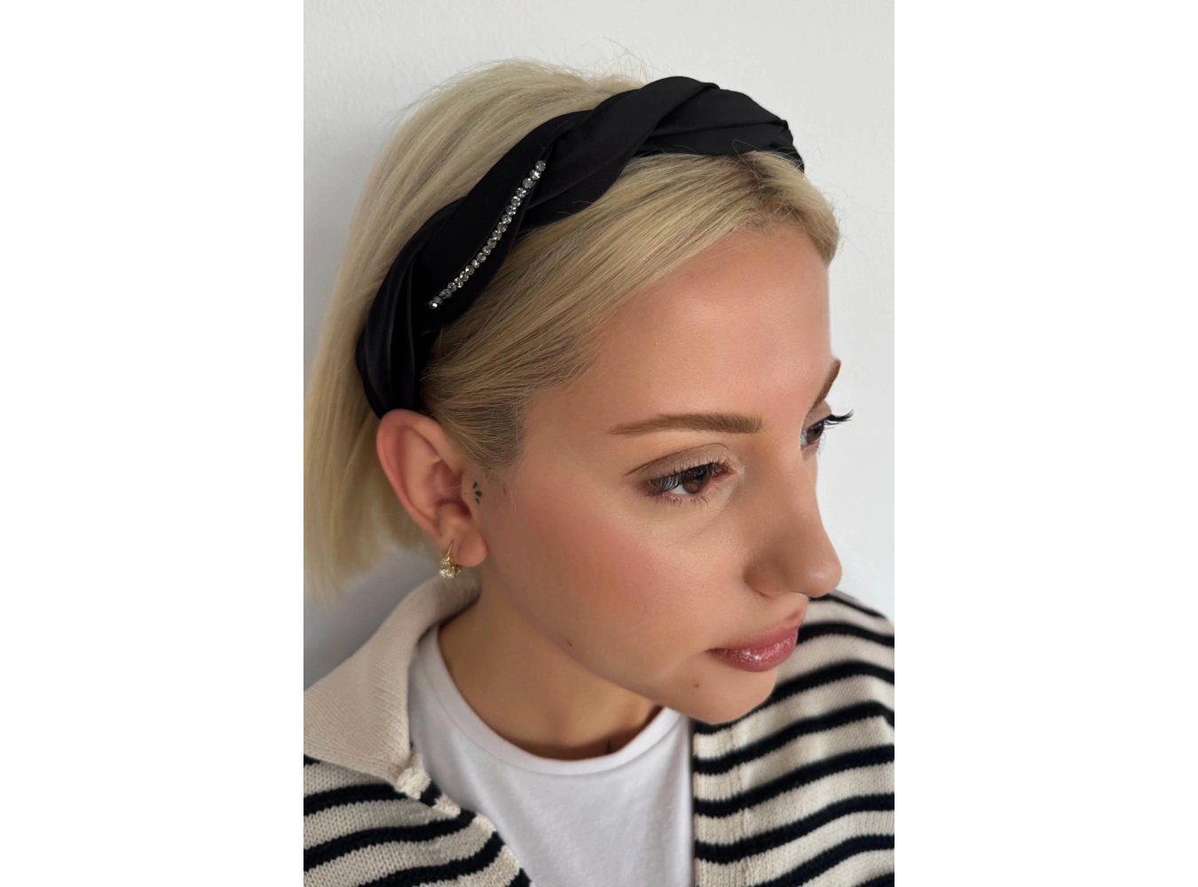 Siyah Renk Taş Detaylı Taç