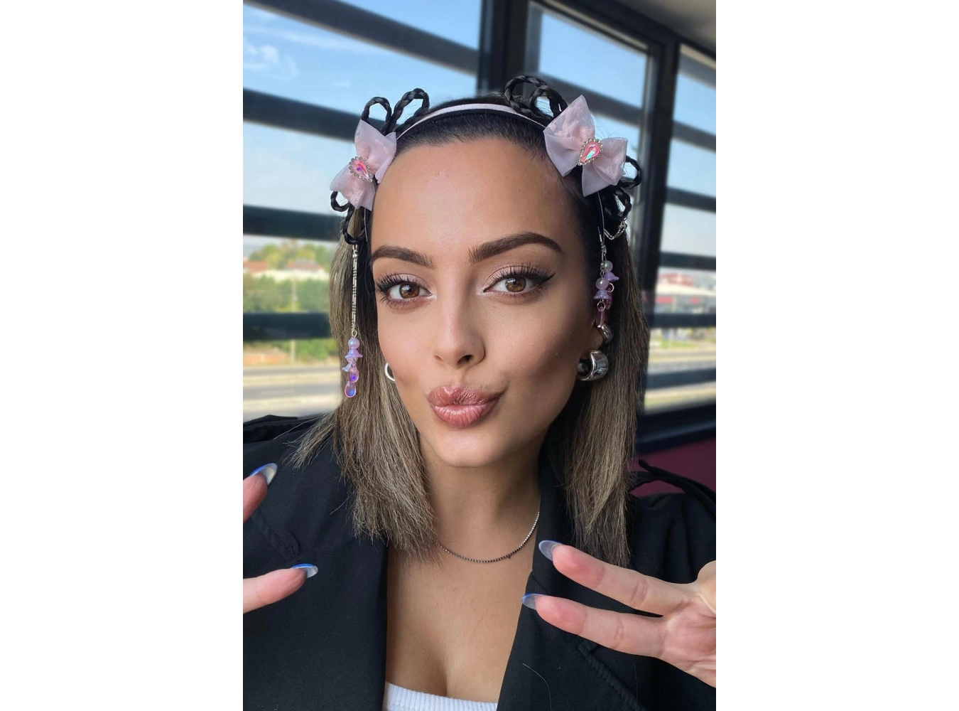 Siyah Renk Taş Detaylı Taç