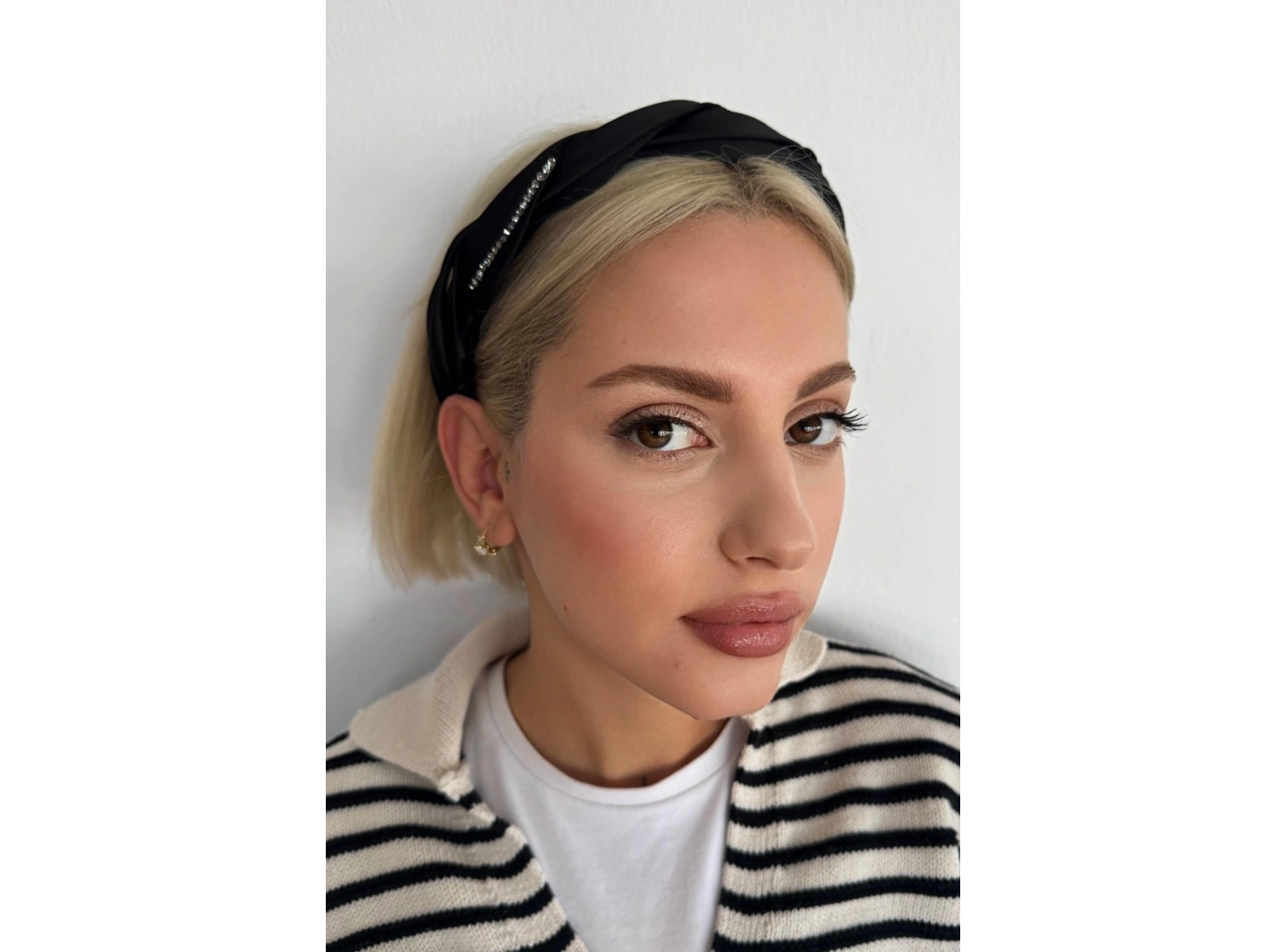 Siyah Renk Taş Detaylı Taç