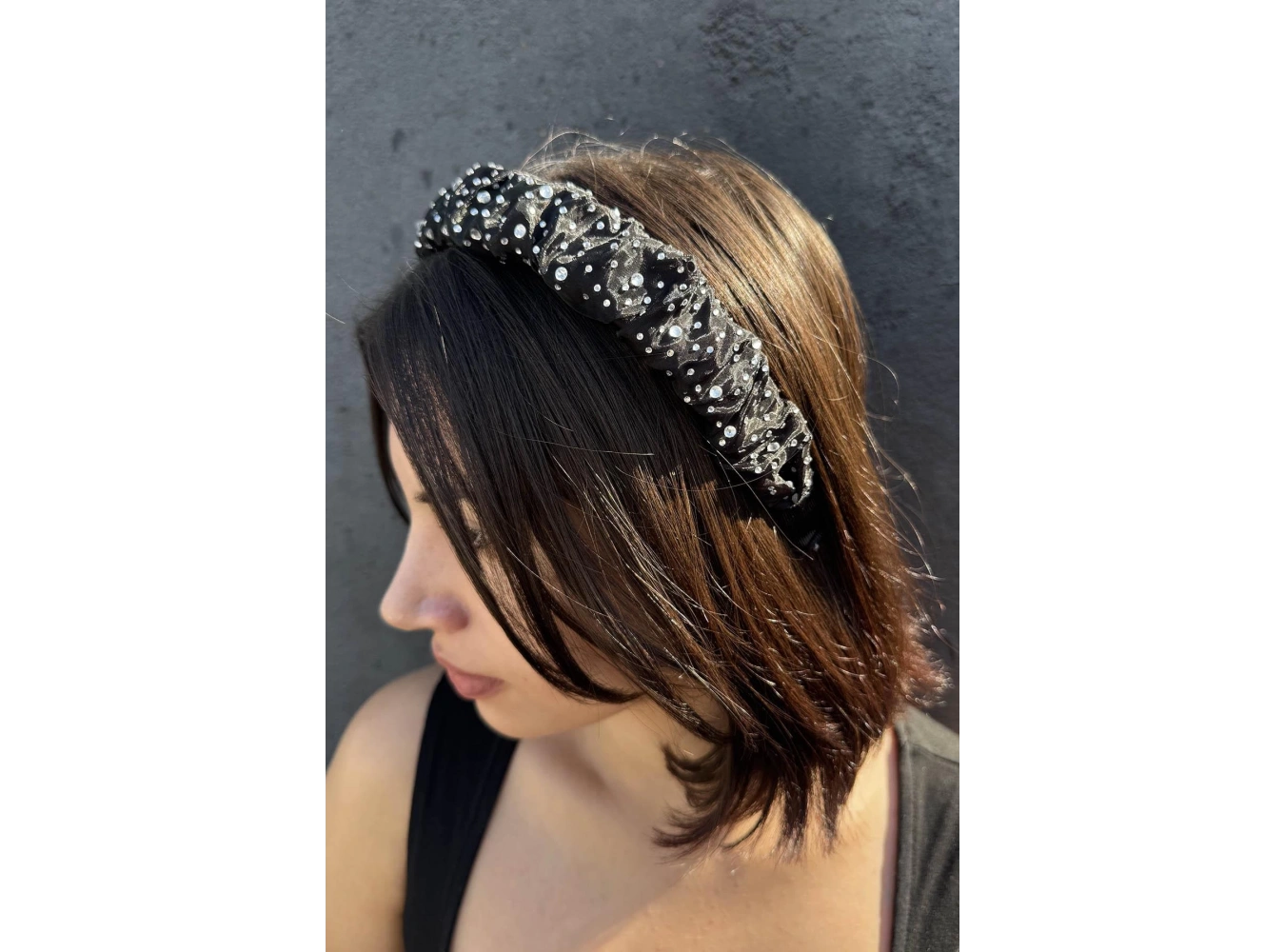 Siyah Renk Taş Detaylı Taç