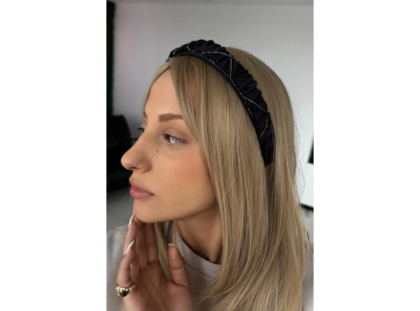 Siyah Renk Taş Detaylı Taç