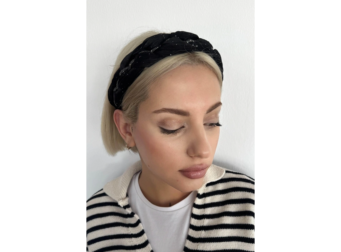 Siyah Renk Taş Detaylı Taç