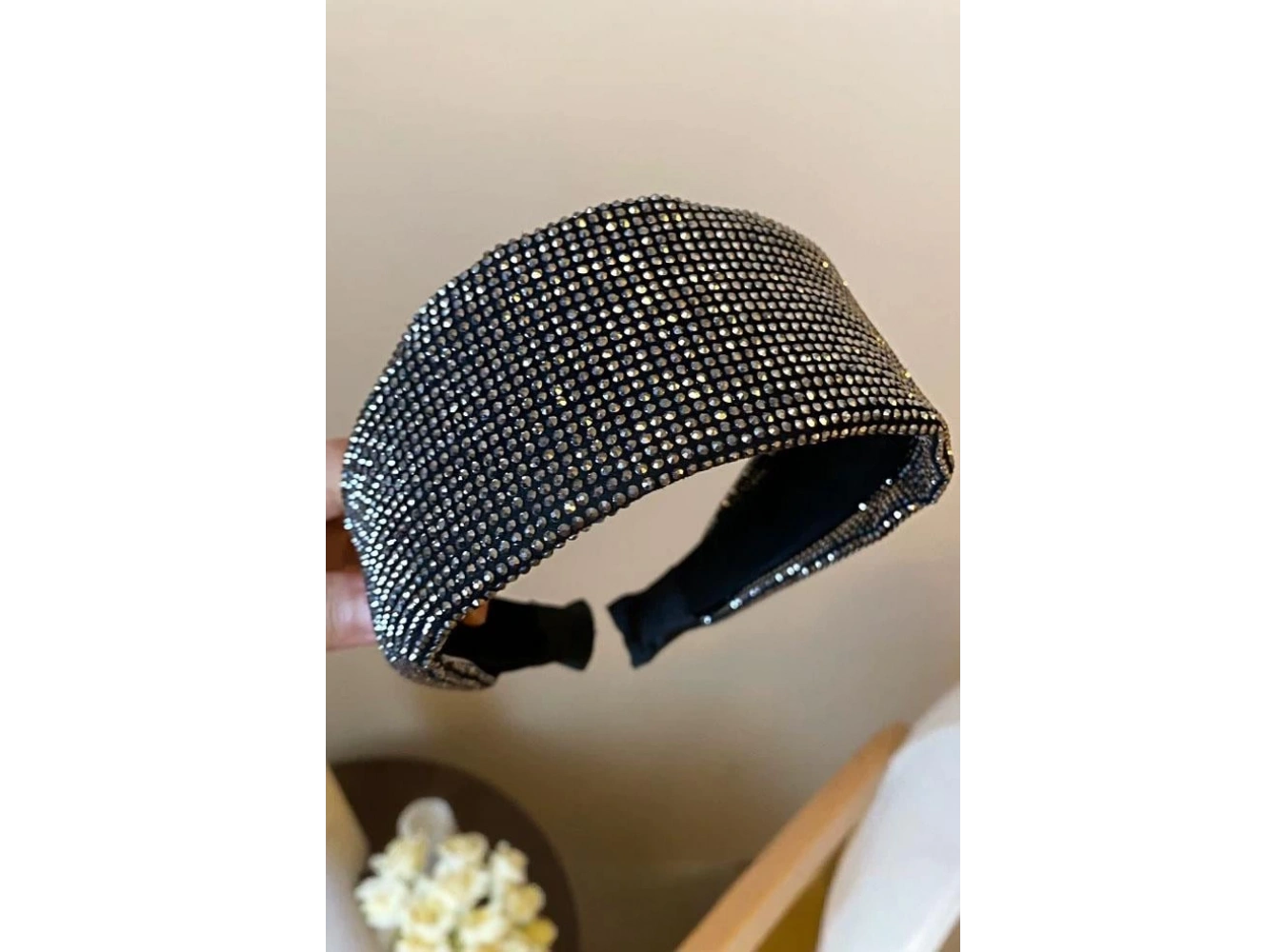 Siyah Renk Taş Detaylı Taç