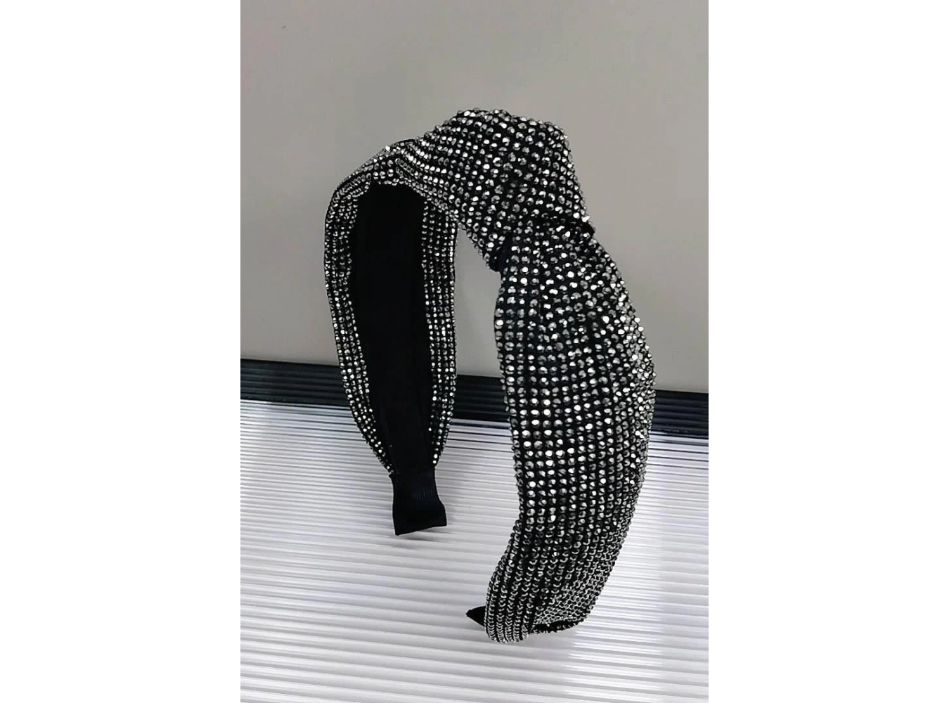 Siyah Renk Taş Detaylı Taç