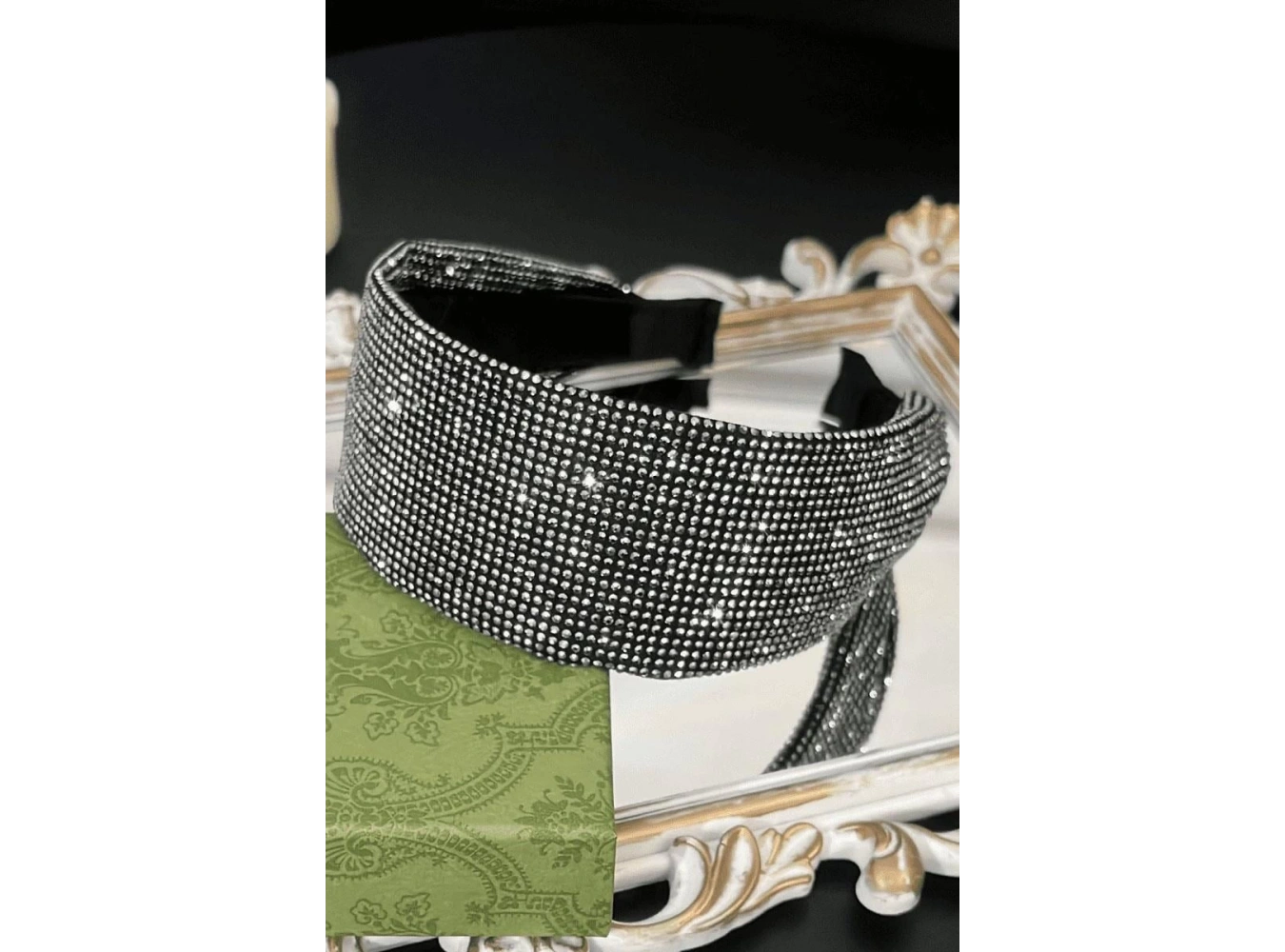 Siyah Renk Taş Detaylı Taç