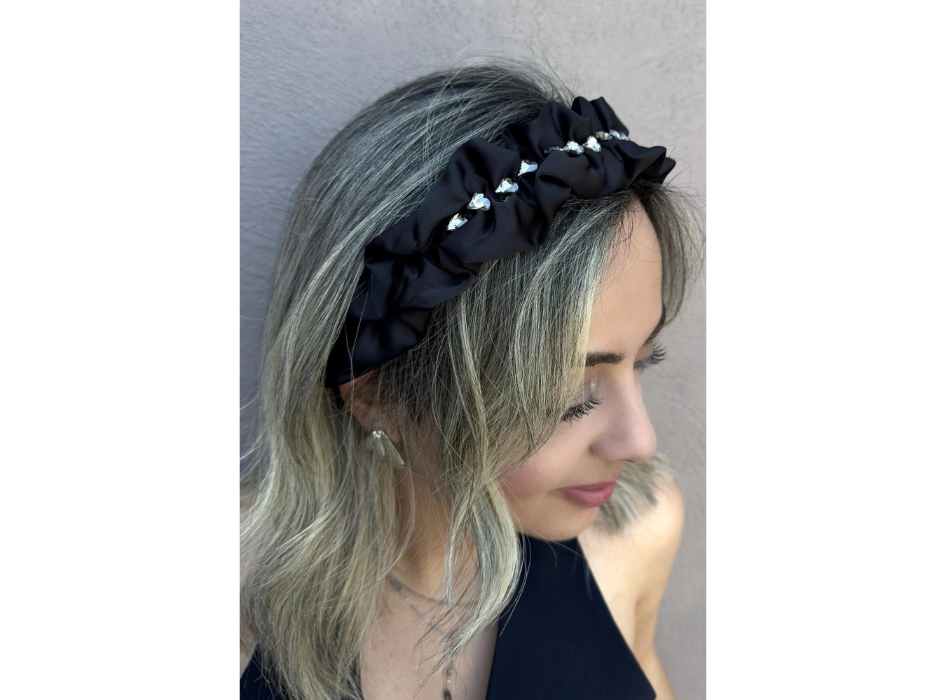 Siyah Renk Taş Detaylı Taç