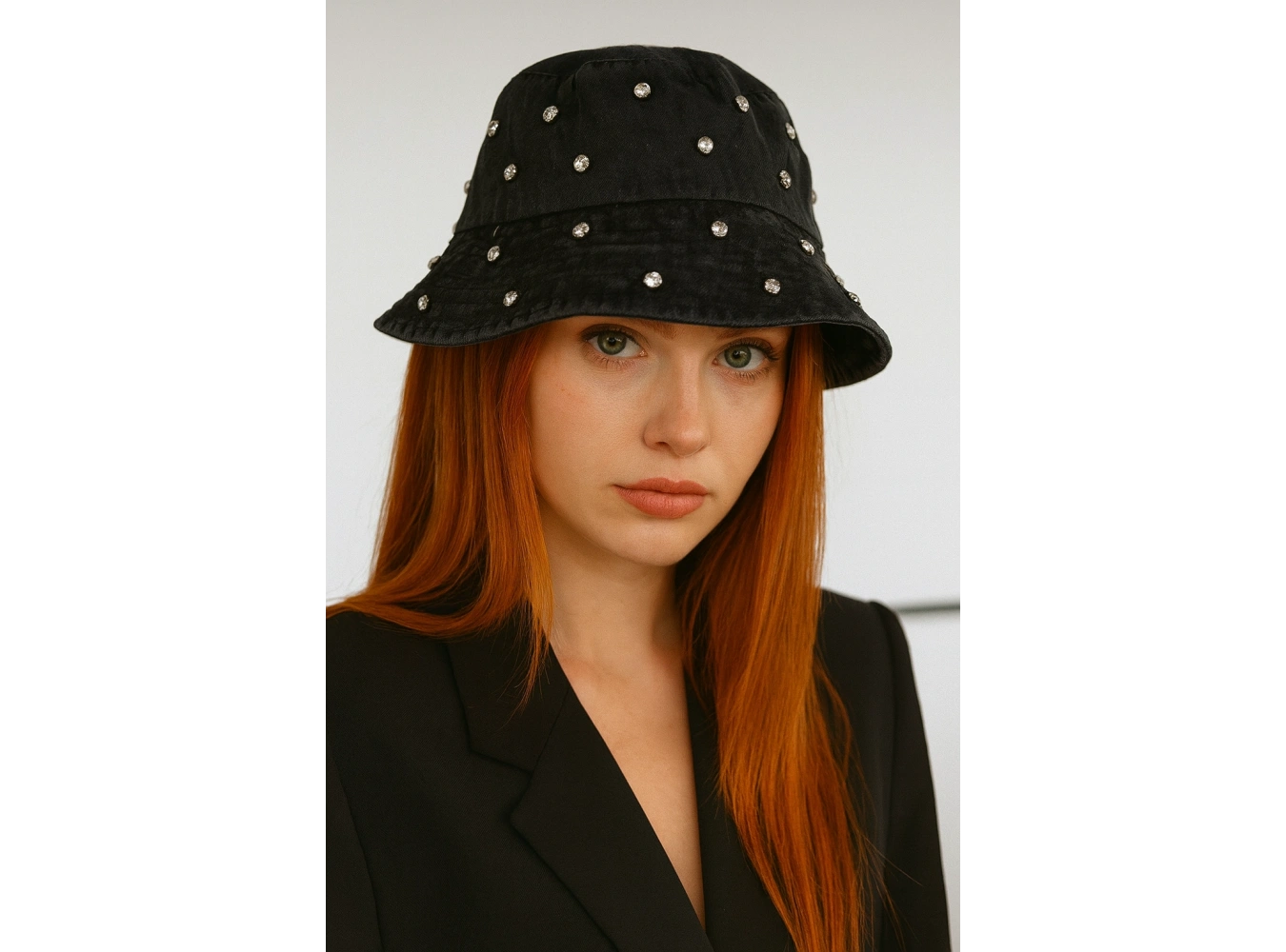 Siyah Renk Taş Detaylı Tasarım Şapka