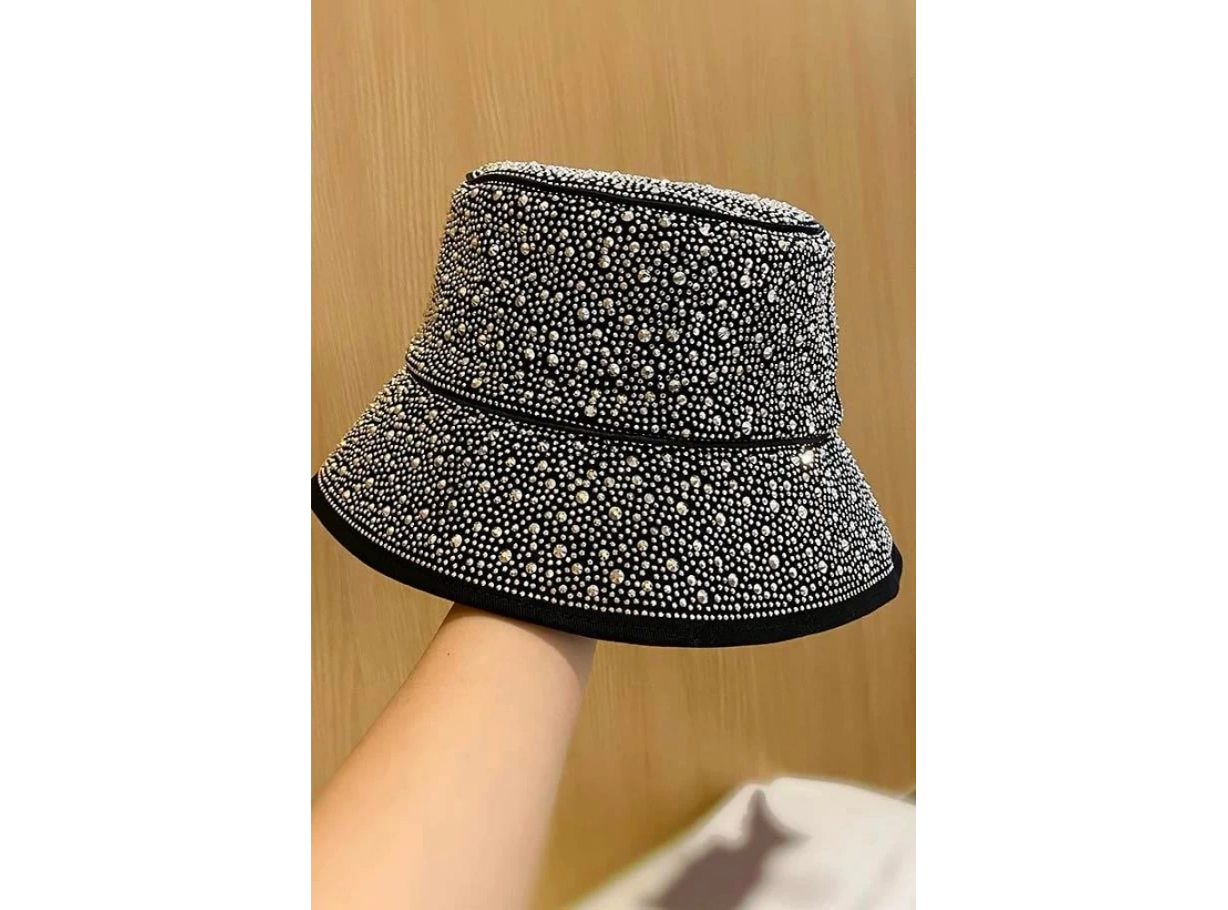 Siyah Renk Taş Detaylı Tasarım Şapka