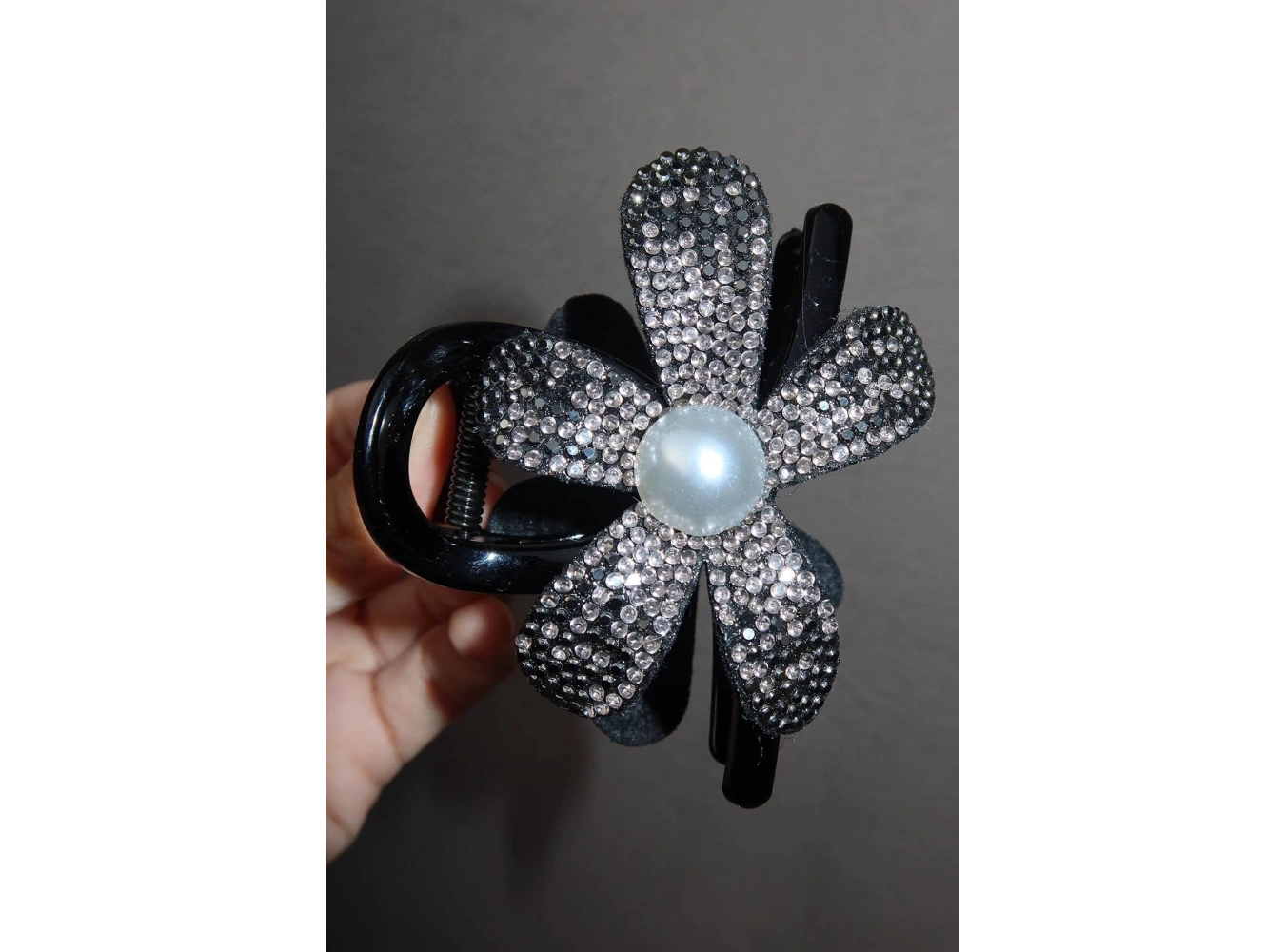 Siyah Renk Taş Ve İnci Detaylı Mandal Toka