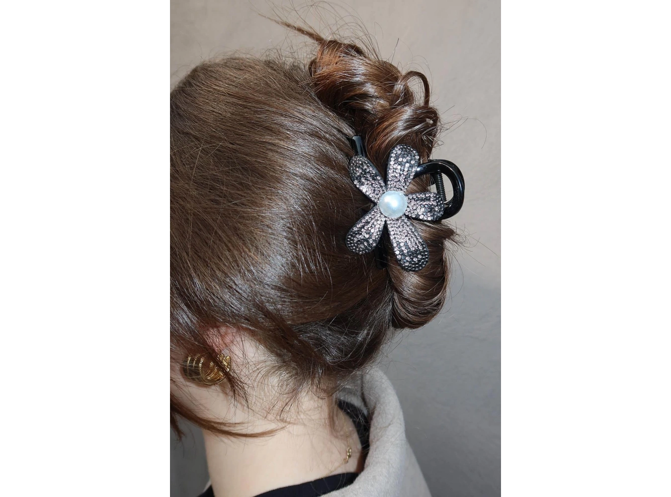 Siyah Renk Taş Ve İnci Detaylı Mandal Toka