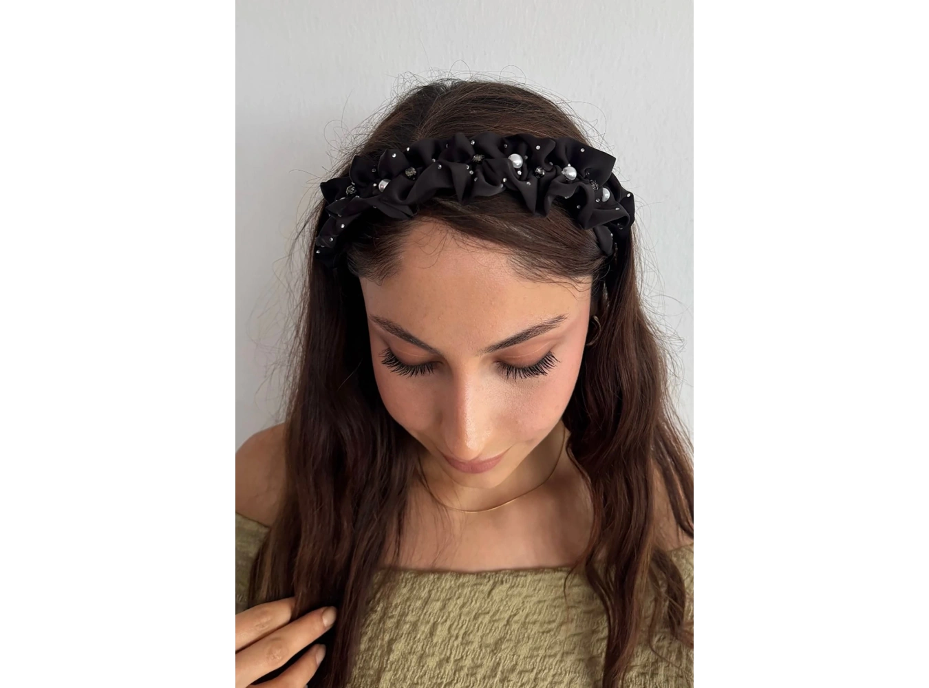 Siyah Renk Taş Ve İnci Detaylı Taç