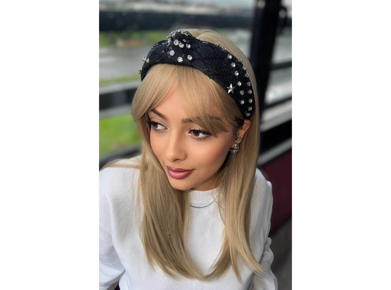 Siyah Renk Taş Ve Yıldız Detaylı Taç