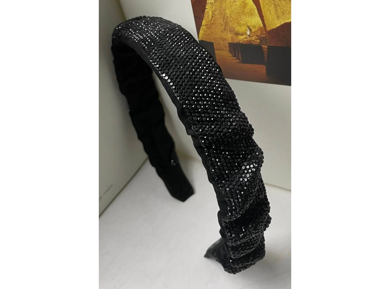 Siyah Renk Taşlı Büzgü Detaylı Taç