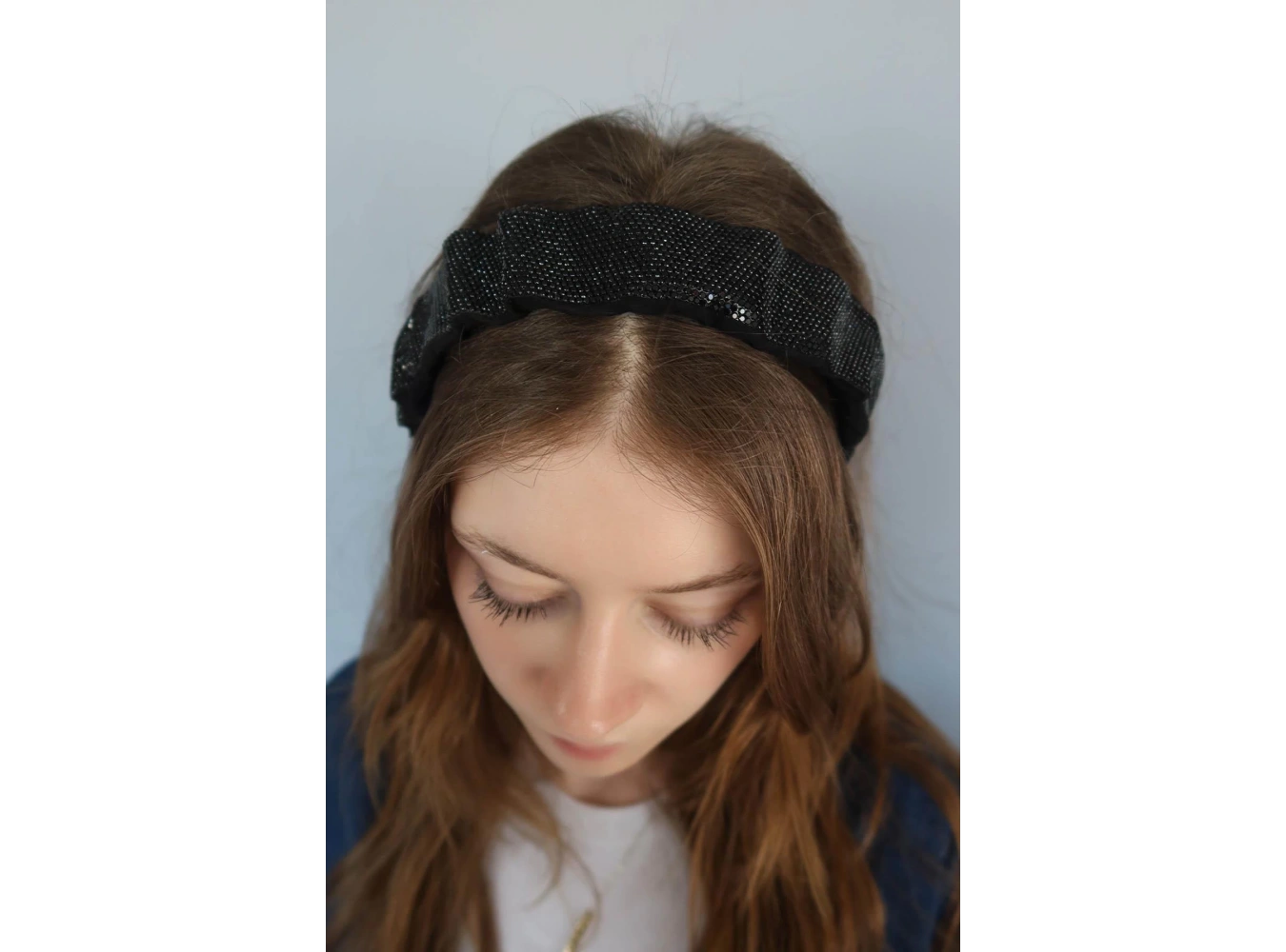 Siyah Renk Taşlı Büzgü Detaylı Taç