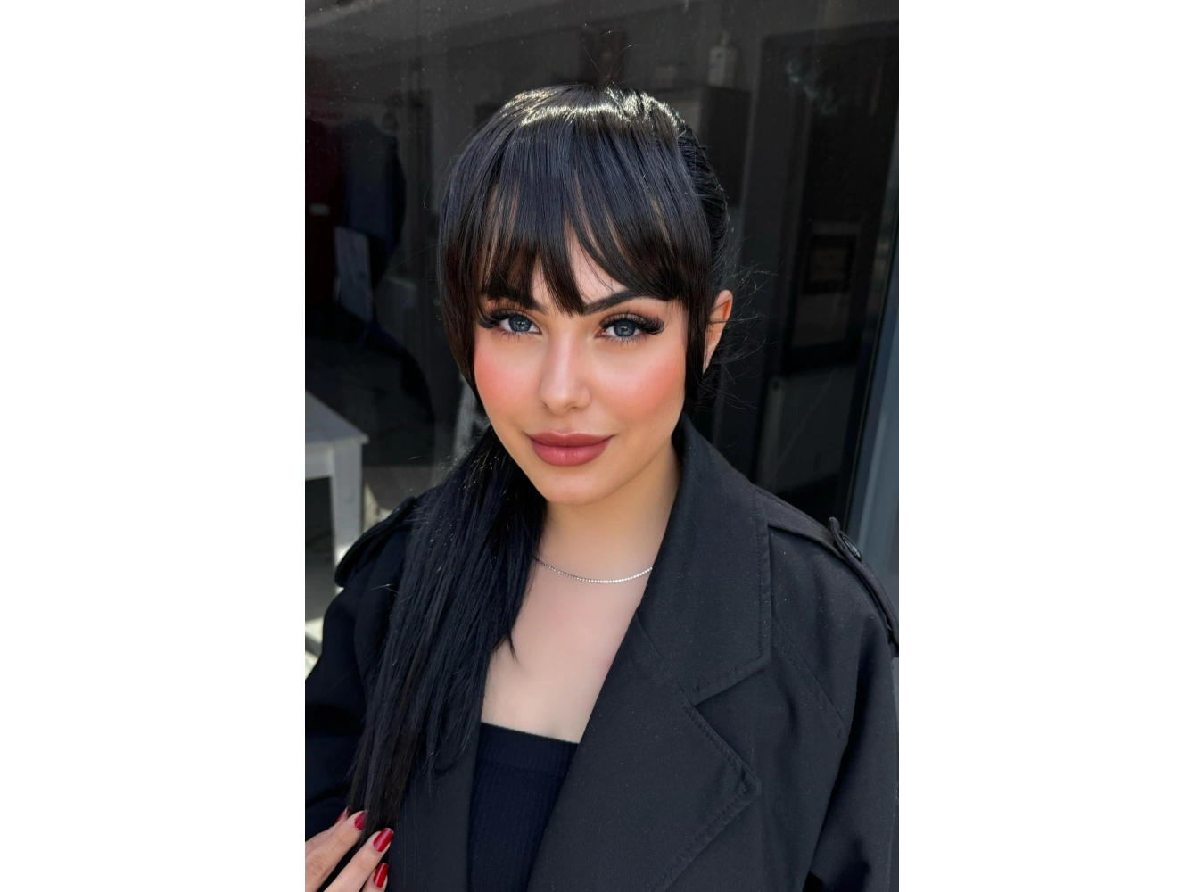 Siyah Renk Uzun Kenarlı Seyrek Takma Kahkül