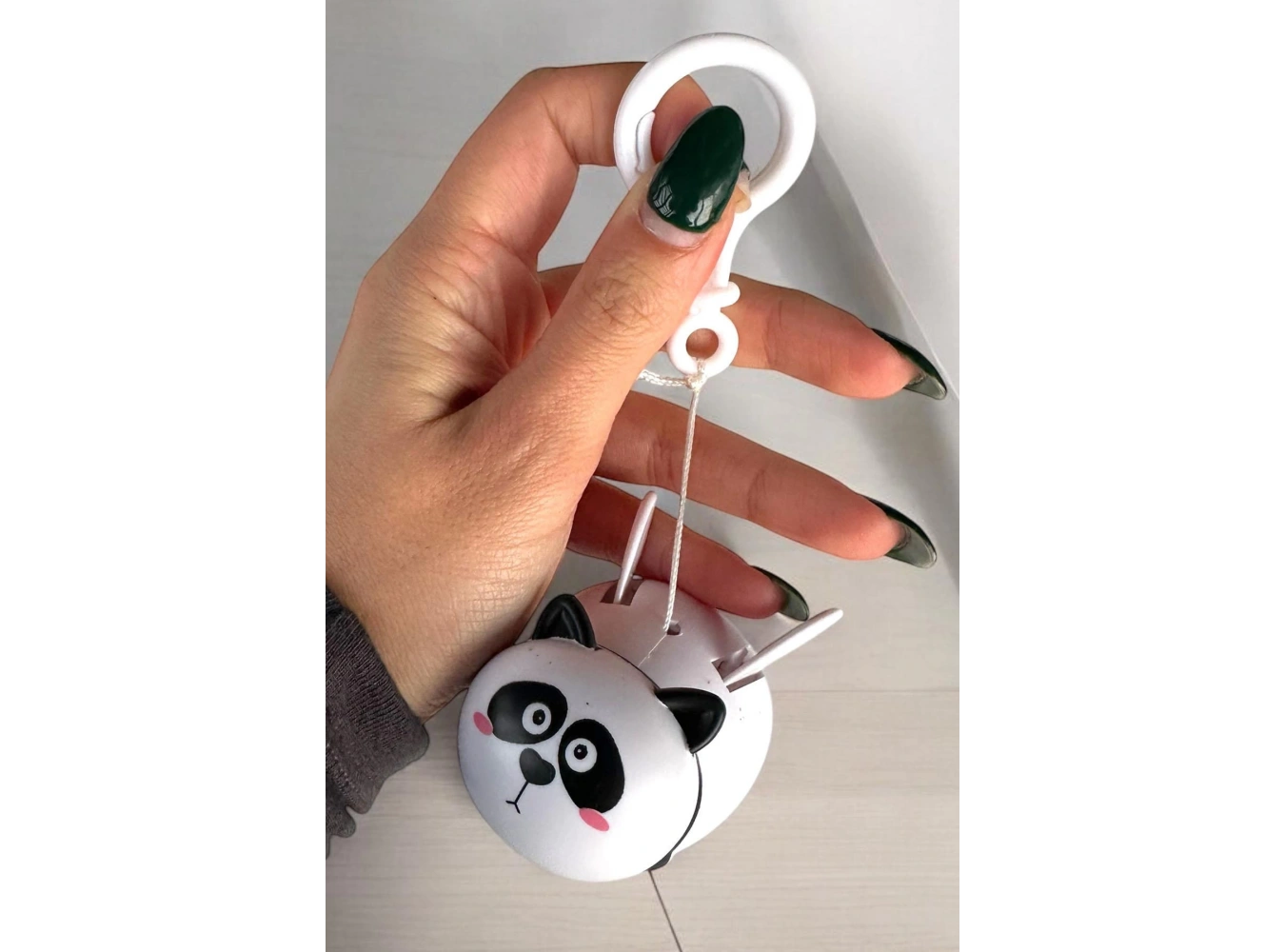 Siyah Ve Beyaz Kanatları Oynayan Panda Figürlü Anahtarlık