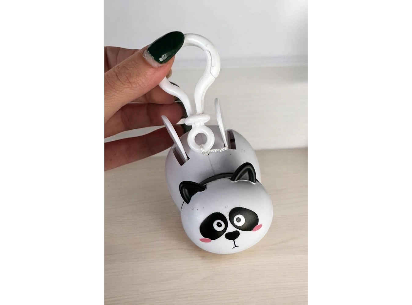 Siyah Ve Beyaz Kanatları Oynayan Panda Figürlü Anahtarlık