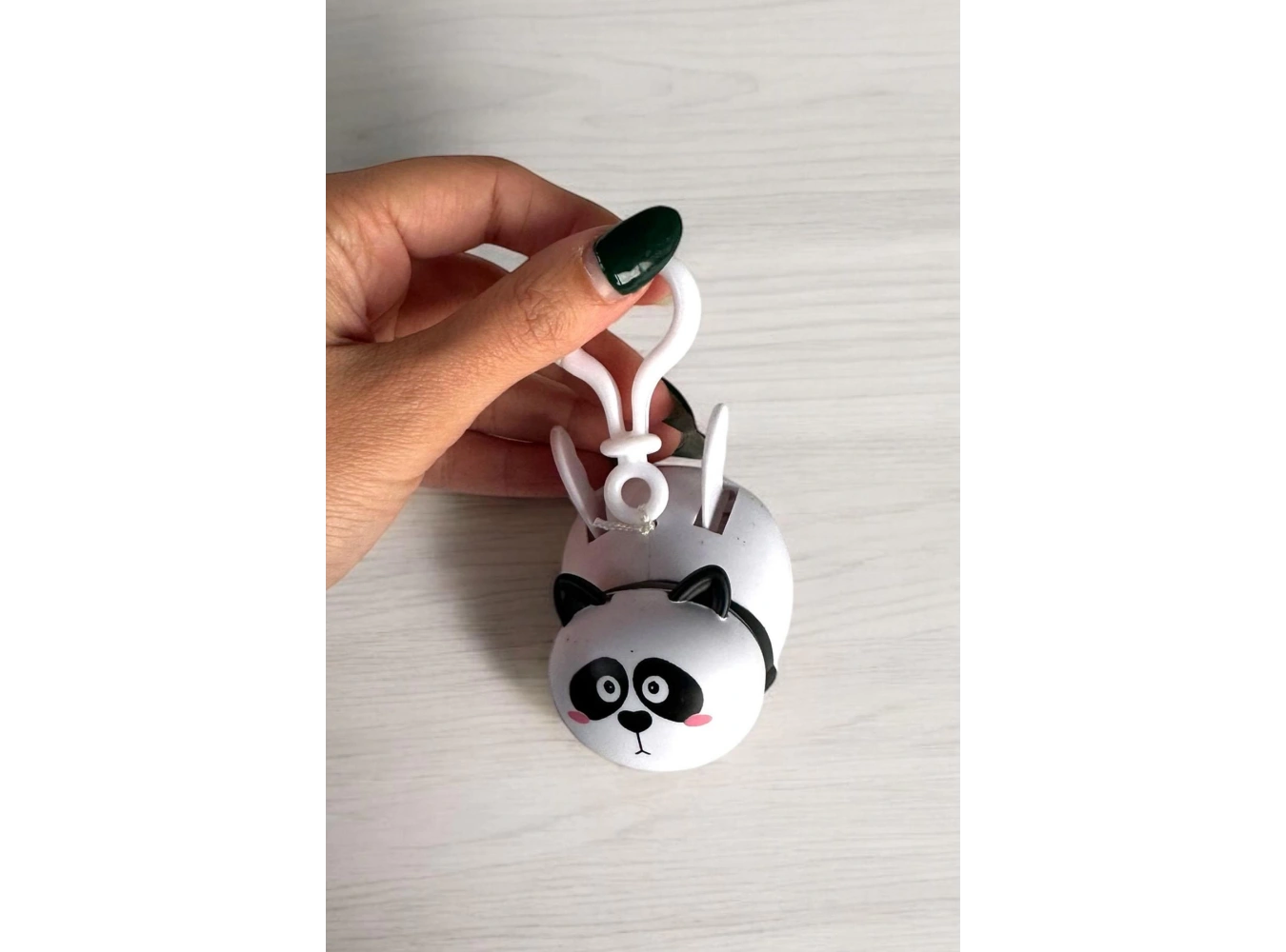 Siyah Ve Beyaz Kanatları Oynayan Panda Figürlü Anahtarlık