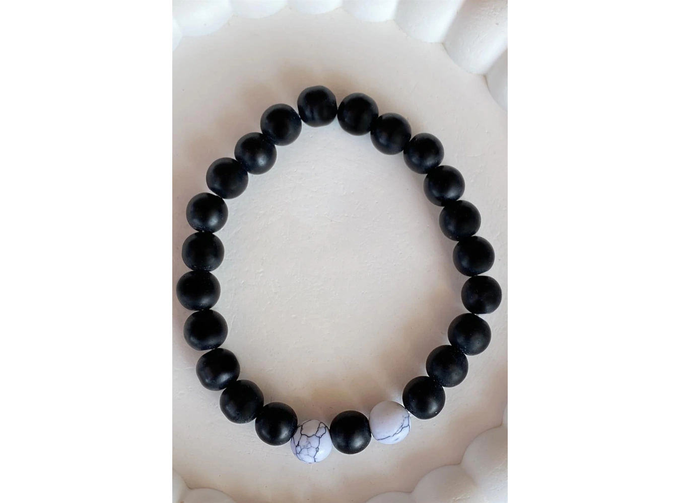 Siyah Ve Beyaz Renk Boncuk Detaylı Erkek Bileklik