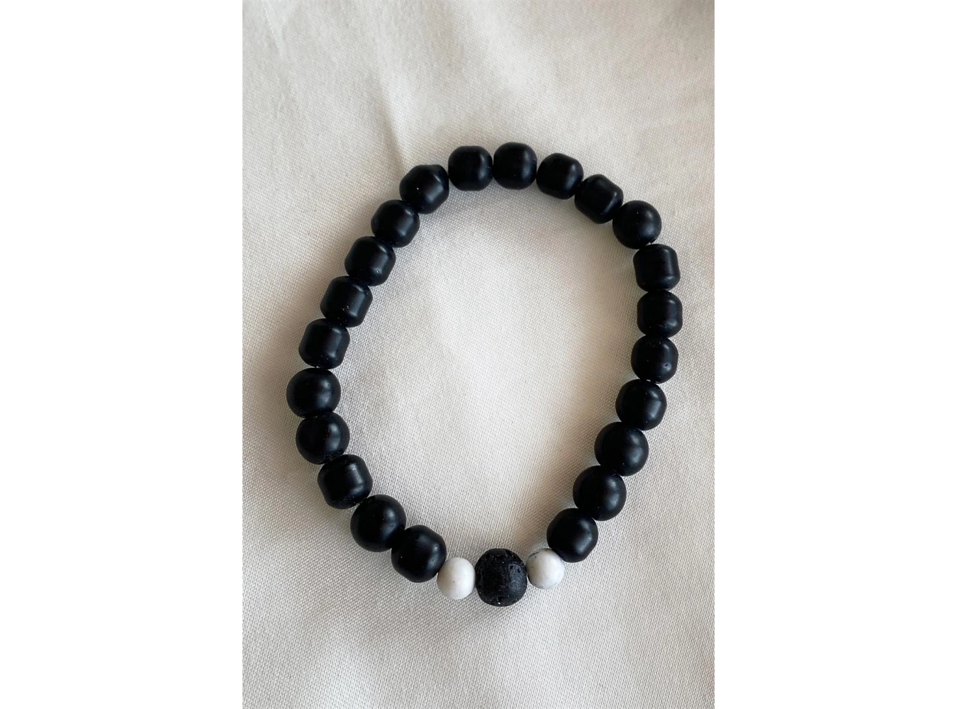 Siyah Ve Beyaz Renk Boncuk Detaylı Erkek Bileklik