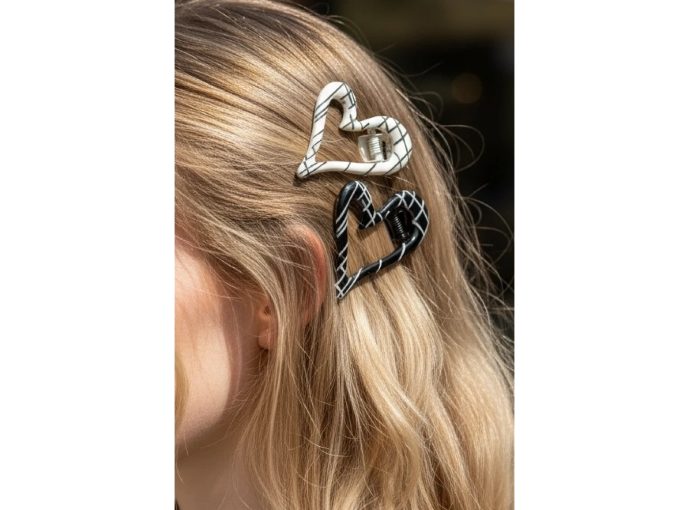 Siyah ve Beyaz Renk Kalp Figürlü Yan Toka