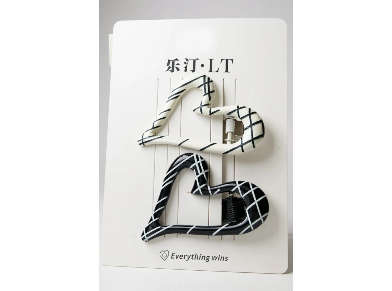 Siyah ve Beyaz Renk Kalp Figürlü Yan Toka