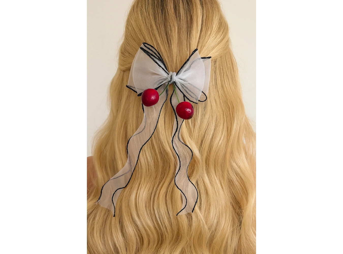 Siyah Ve Beyaz Renk Kiraz Figürlü Otomat Toka