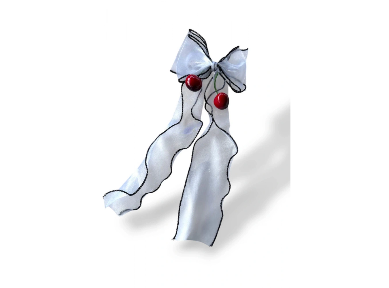 Siyah Ve Beyaz Renk Kiraz Figürlü Otomat Toka