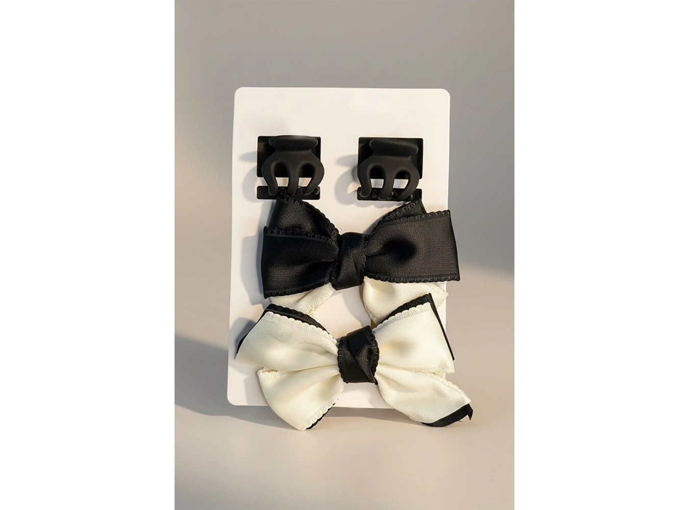 Siyah Ve Beyaz Renk Mandal Toka Ve Kurdele Detaylı Yan  Toka Set