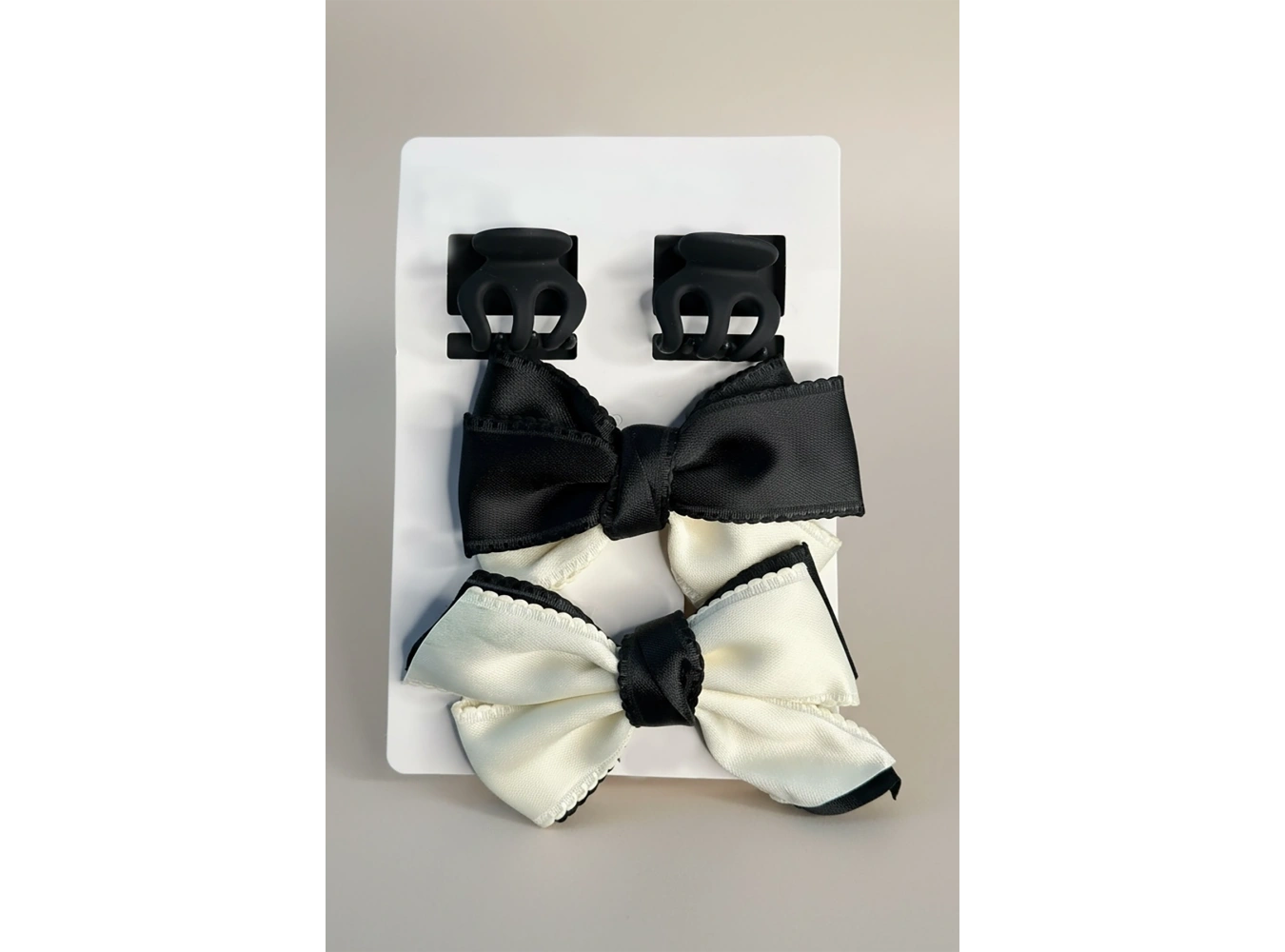 Siyah Ve Beyaz Renk Mandal Toka Ve Kurdele Detaylı Yan  Toka Set