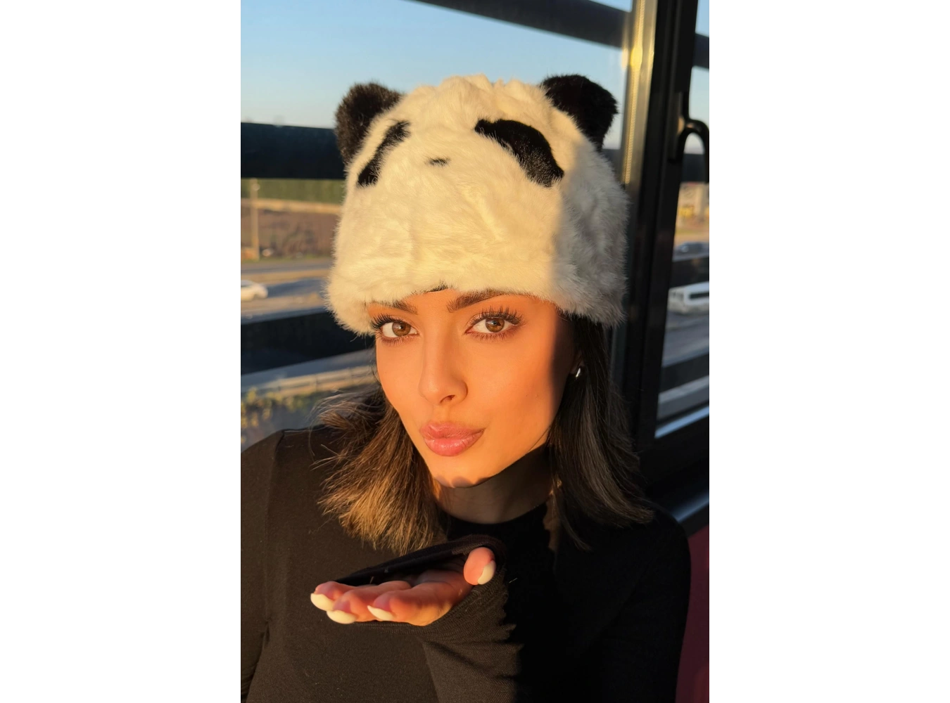 Siyah Ve Beyaz Renk Panda Figürlü Peluş Şapka