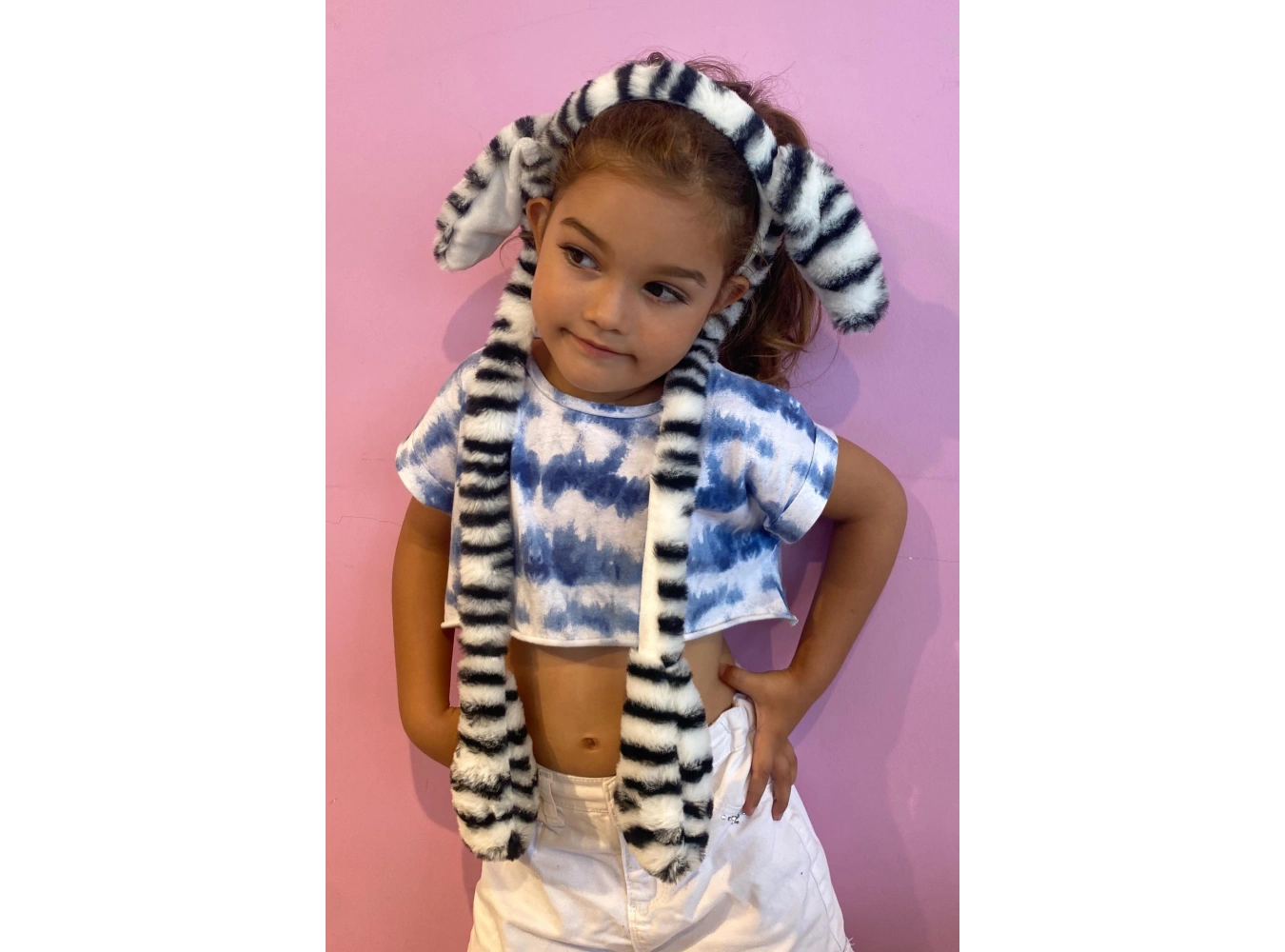 Siyah Ve Beyaz Renk Zebra Desenli Kulakları Oynayan Taç