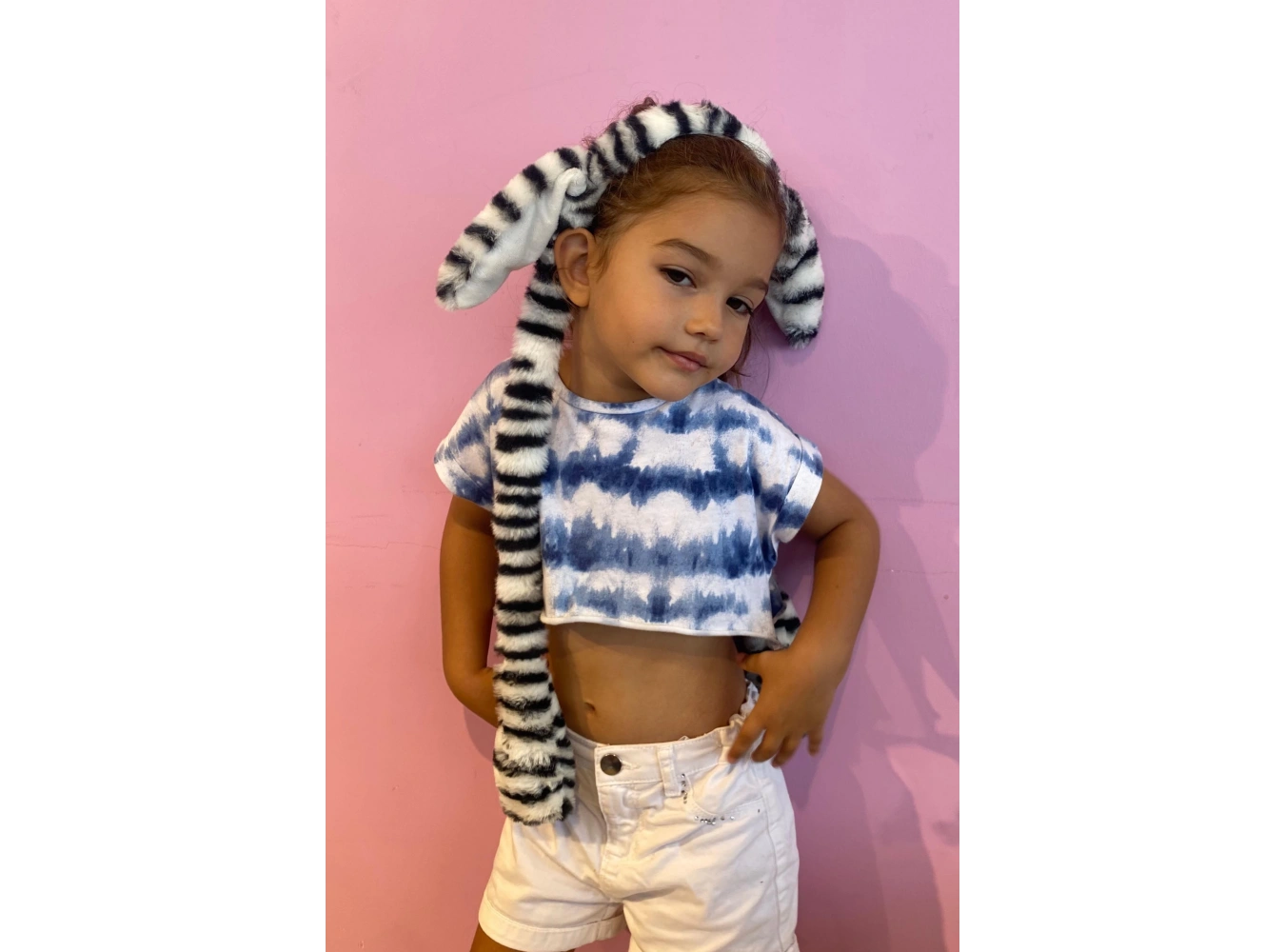 Siyah Ve Beyaz Renk Zebra Desenli Kulakları Oynayan Taç