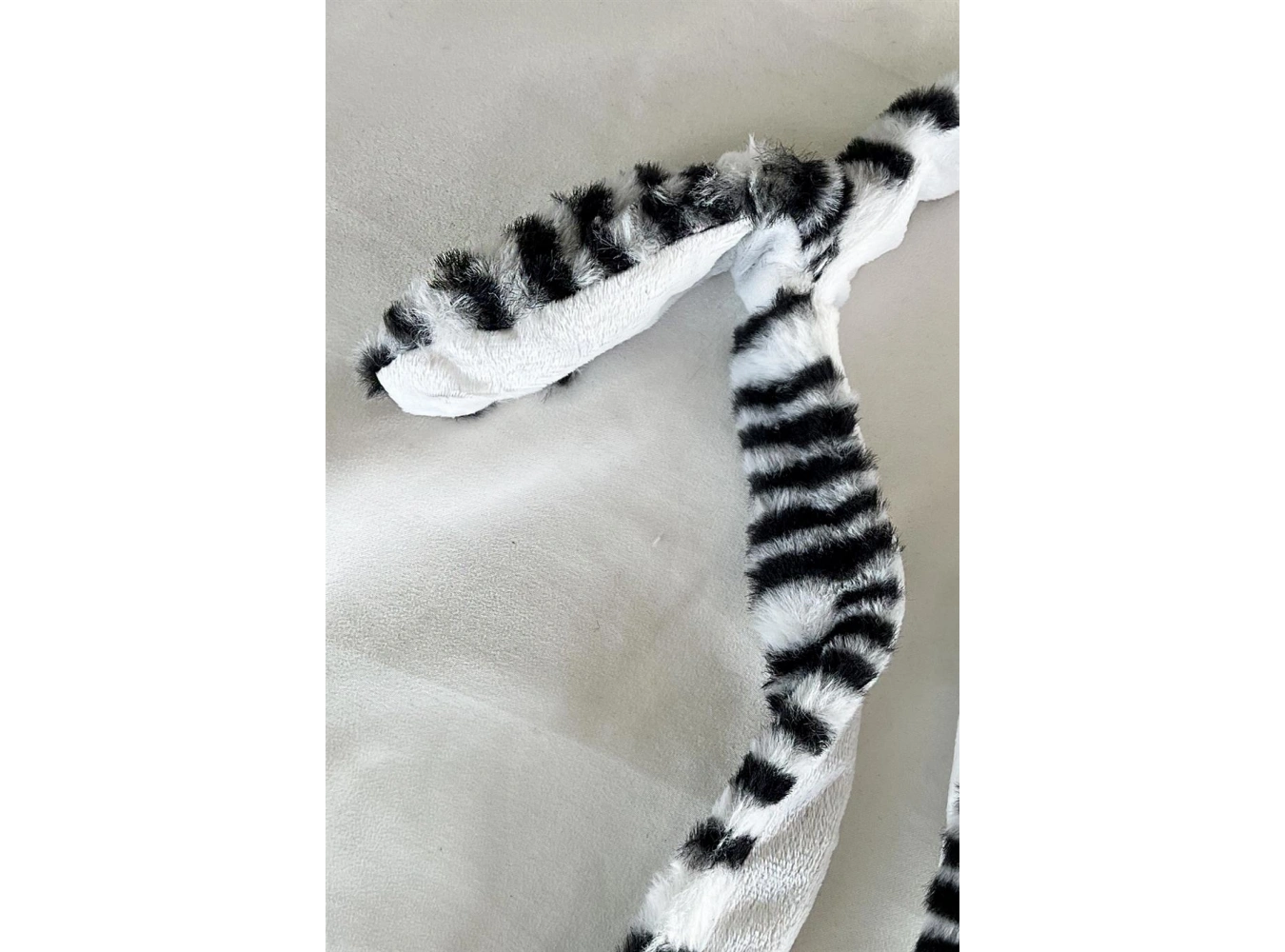 Siyah Ve Beyaz Renk Zebra Desenli Kulakları Oynayan Taç