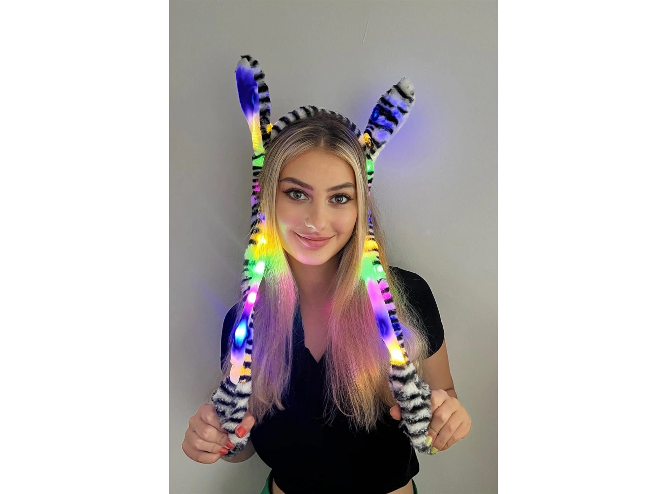 Siyah Ve Beyaz Renk Zebra Desenli Kulakları Oynayan Taç