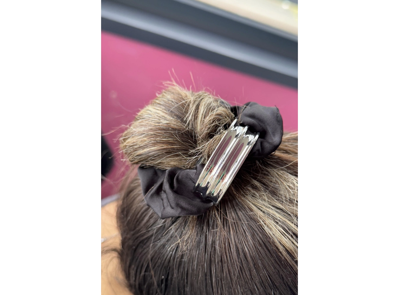 Siyah Ve Gümüş Renk Metal Detaylı Simit Toka