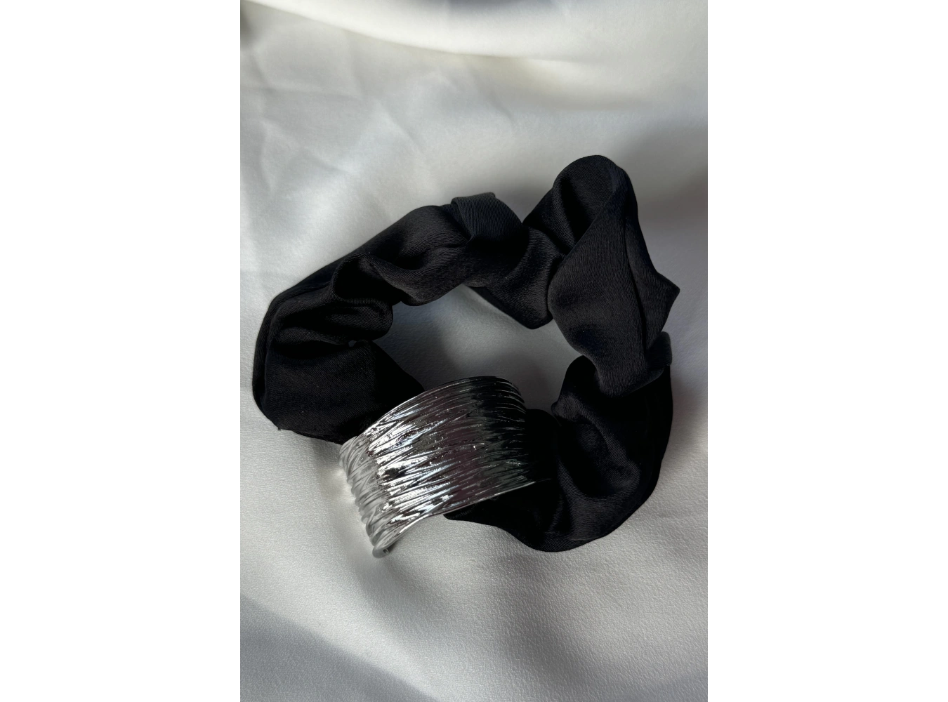 Siyah Ve Gümüş Renk Metal Detaylı Simit Toka