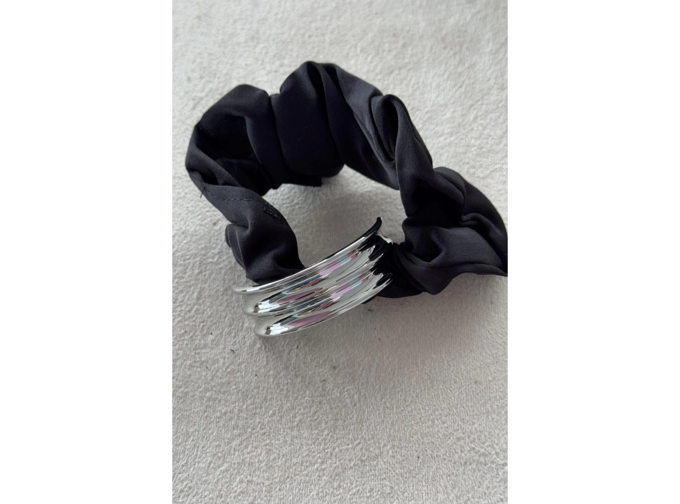 Siyah Ve Gümüş Renk Metal Detaylı Simit Toka