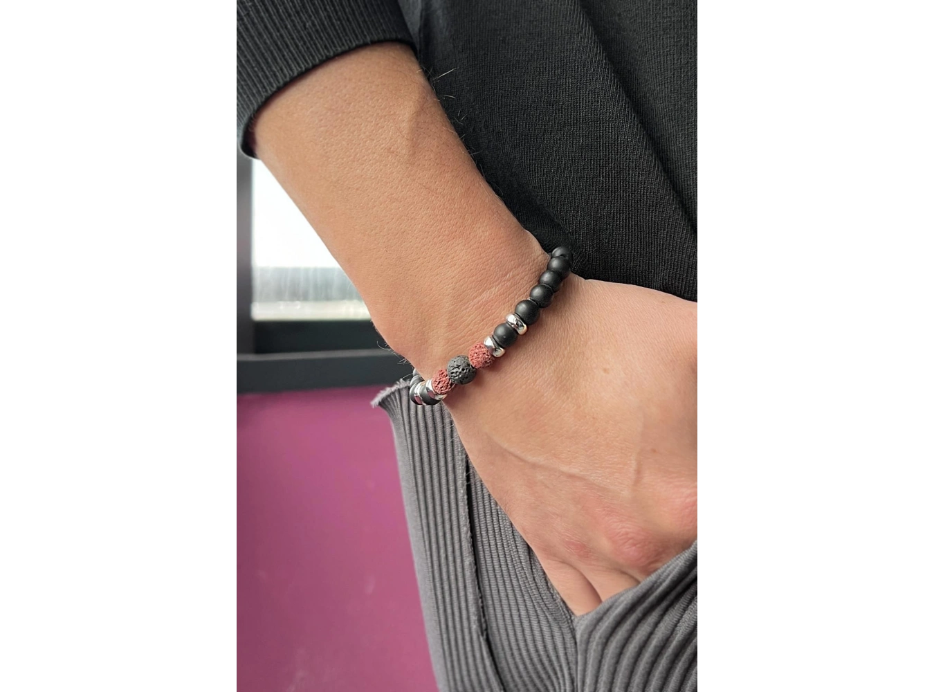 Siyah Ve Kırmızı Renk Boncuk Detaylı Erkek Bileklik