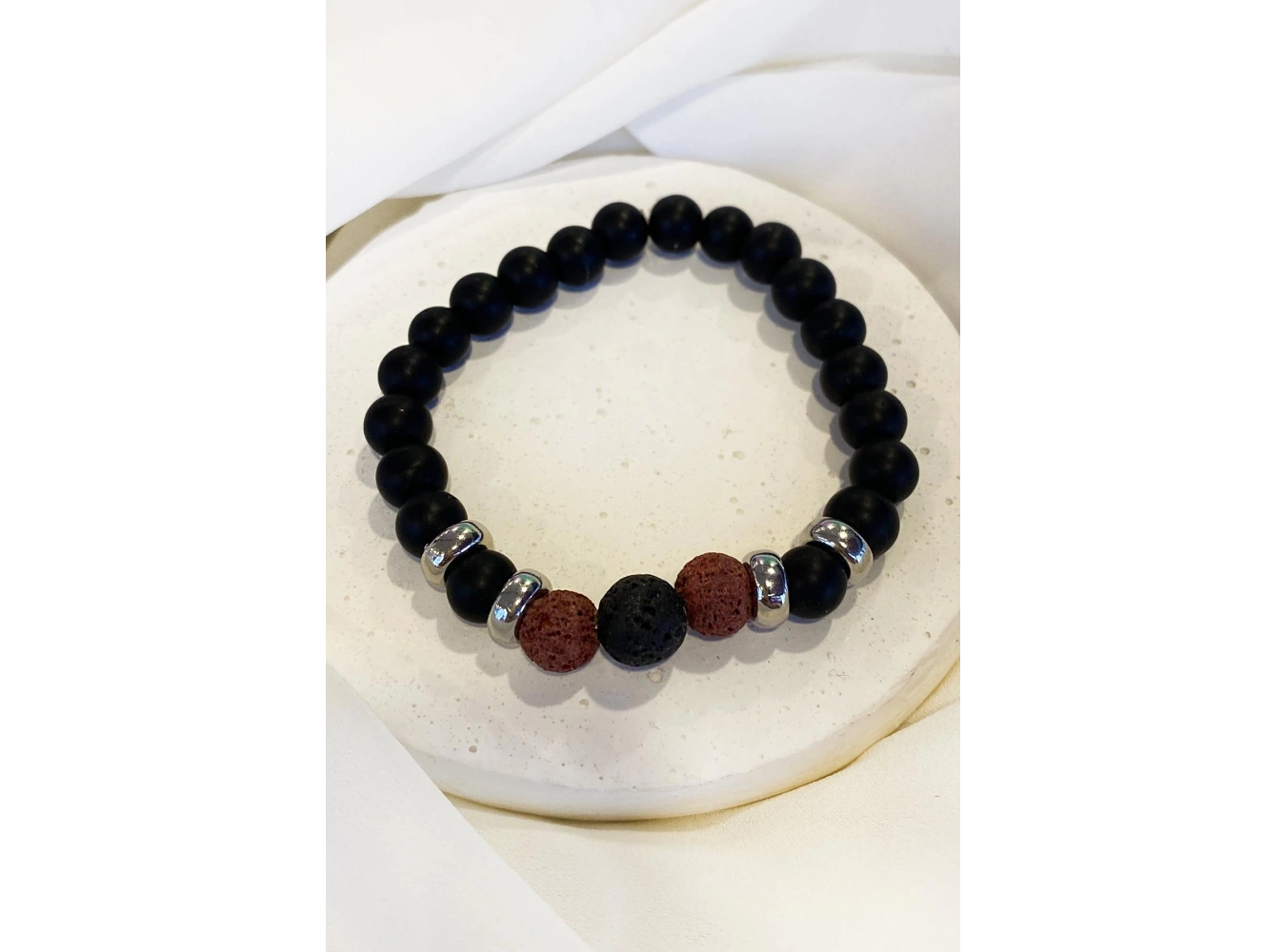 Siyah Ve Kırmızı Renk Boncuk Detaylı Erkek Bileklik