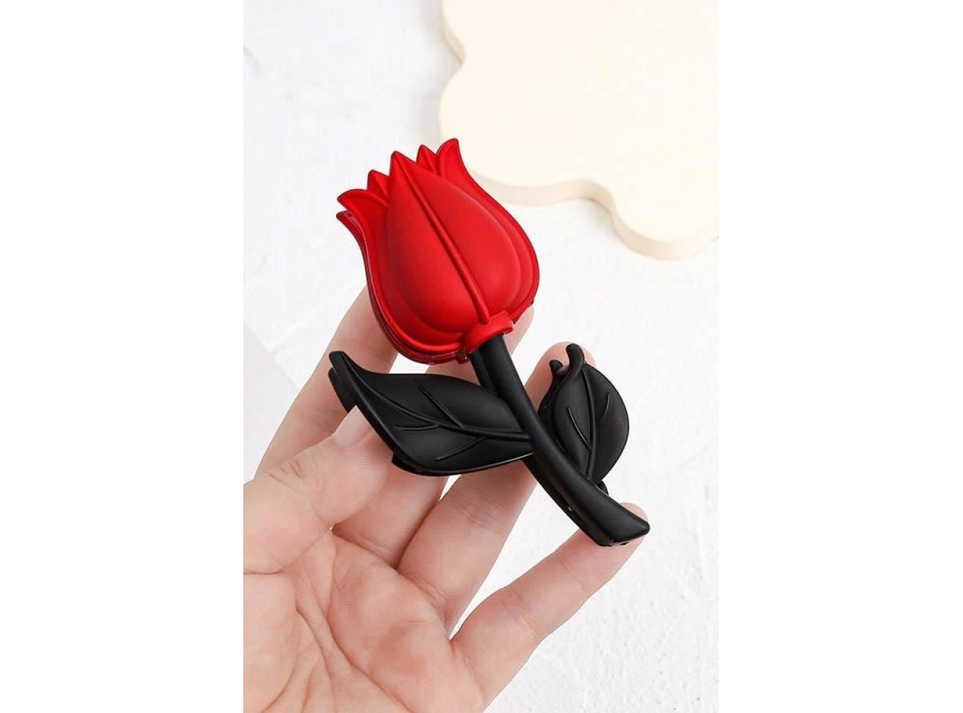 Siyah Ve Kırmızı Renk Lale Figürlü Mandal Toka