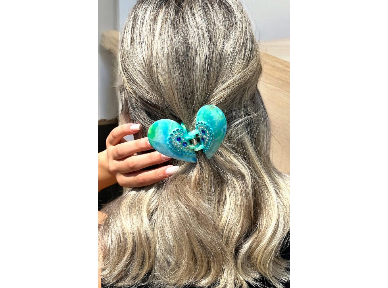 Turkuaz Renk Kelebek Figürlü Taş Detaylı Kemik Mandal Toka