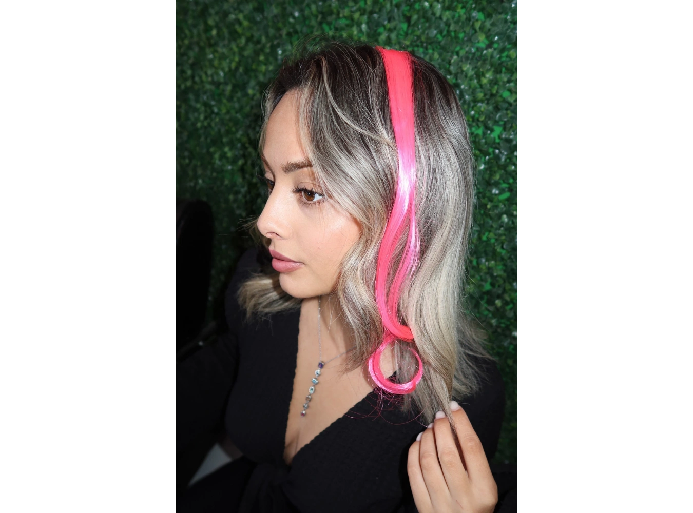 Yan Çıt Çıt Postiş / Neon Pembe Dalgalı / 45 Cm