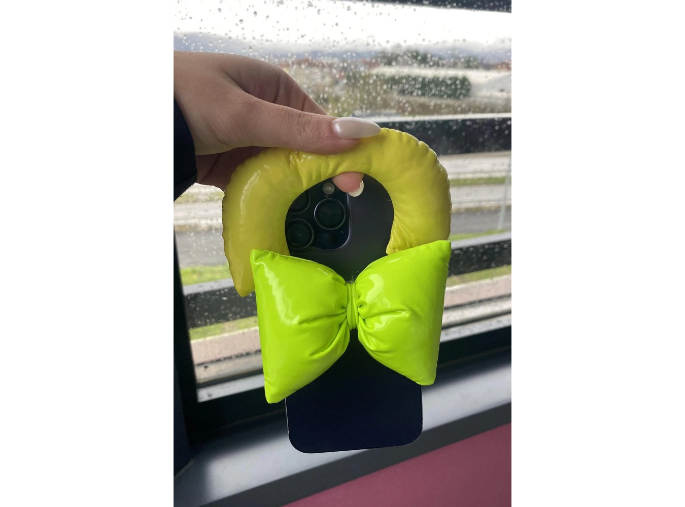 Yeşil Renk Fiyonk Figürlü Telefon Aksesuarı