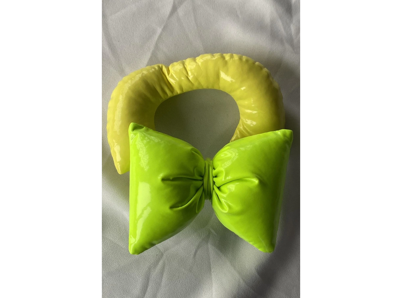 Yeşil Renk Fiyonk Figürlü Telefon Aksesuarı