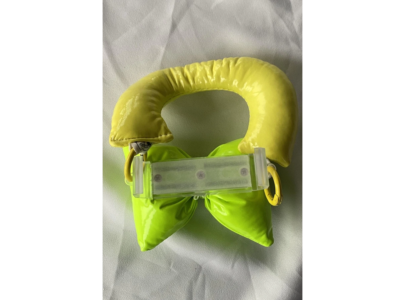 Yeşil Renk Fiyonk Figürlü Telefon Aksesuarı