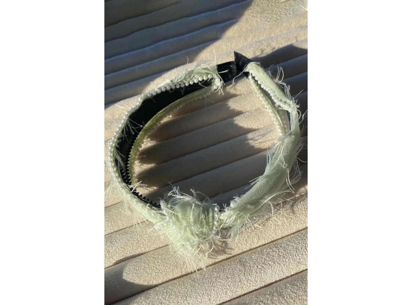 Yeşil Renk İnci Detaylı Taç