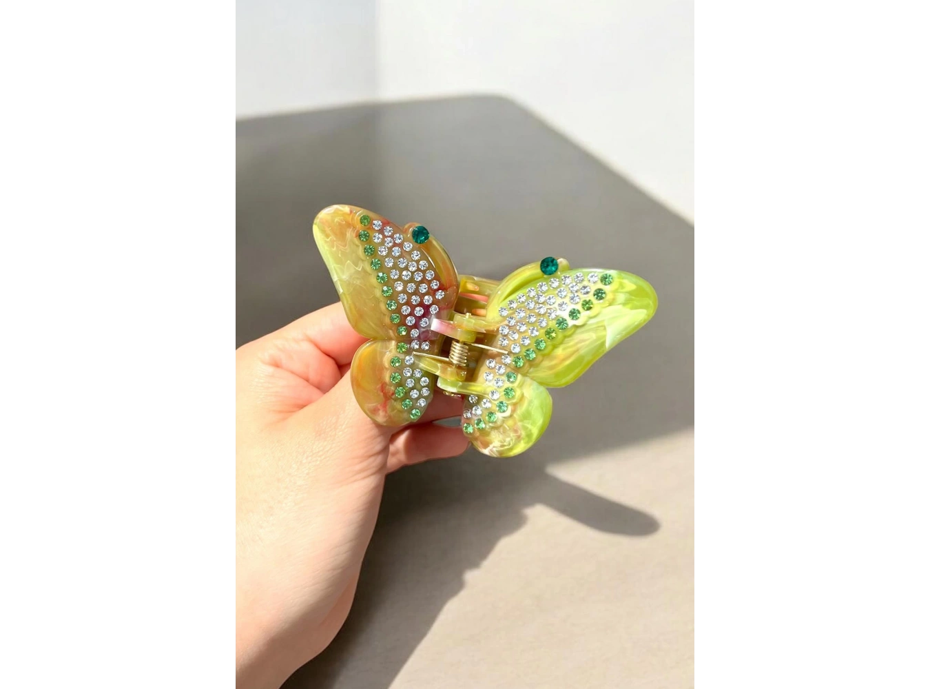 Yeşil Renk Kelebek Figürlü Taş Detaylı Kemik Mandal Toka