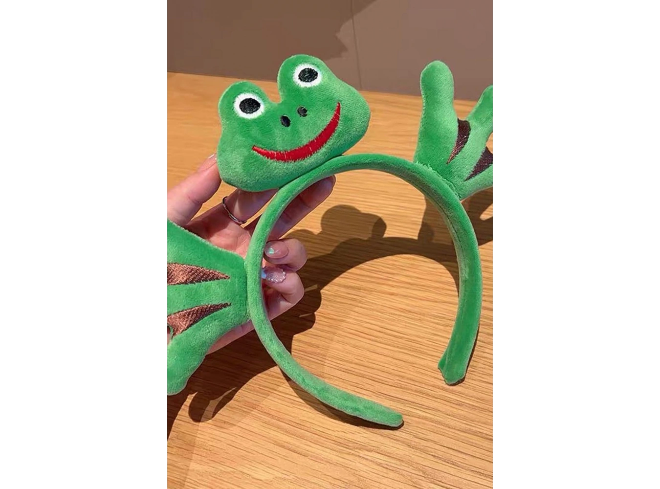 Yeşil Renk Kurbağa Figürlü Peluş Taç